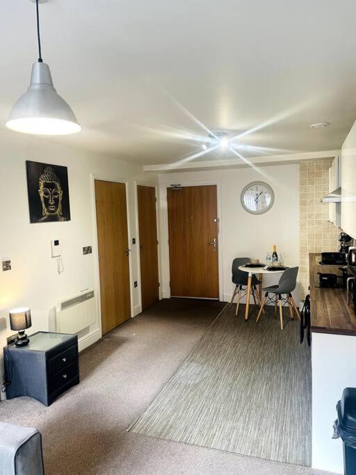 #215 1 Bed Serviced Apartment Derby Buitenkant foto